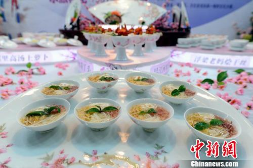 图为特色江西景德镇瓷宴。(资料图) 刘占昆 摄