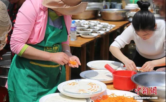 “中国道教祖庭”江西省龙虎山“食神”争霸赛。(资料图) 吴师潮 摄