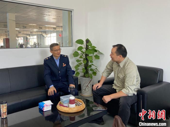 绍兴市上虞区税务工作人员进企业?！∩嫌菟拔窬止┩?摄