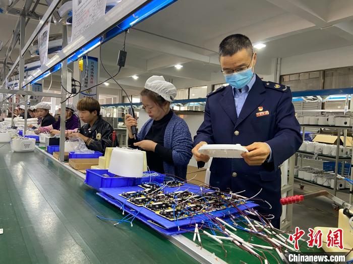 绍兴市上虞区税务工作人员进企业。　上虞税务局供图 摄